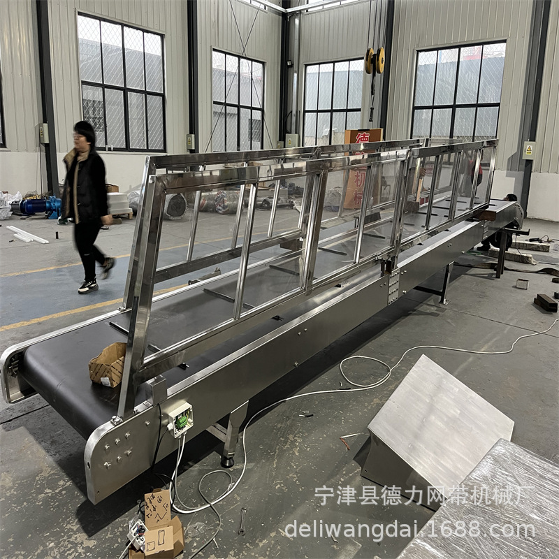 行李箱爬坡输送机 高楼运输传送带 高护板带式提升机输送流水线