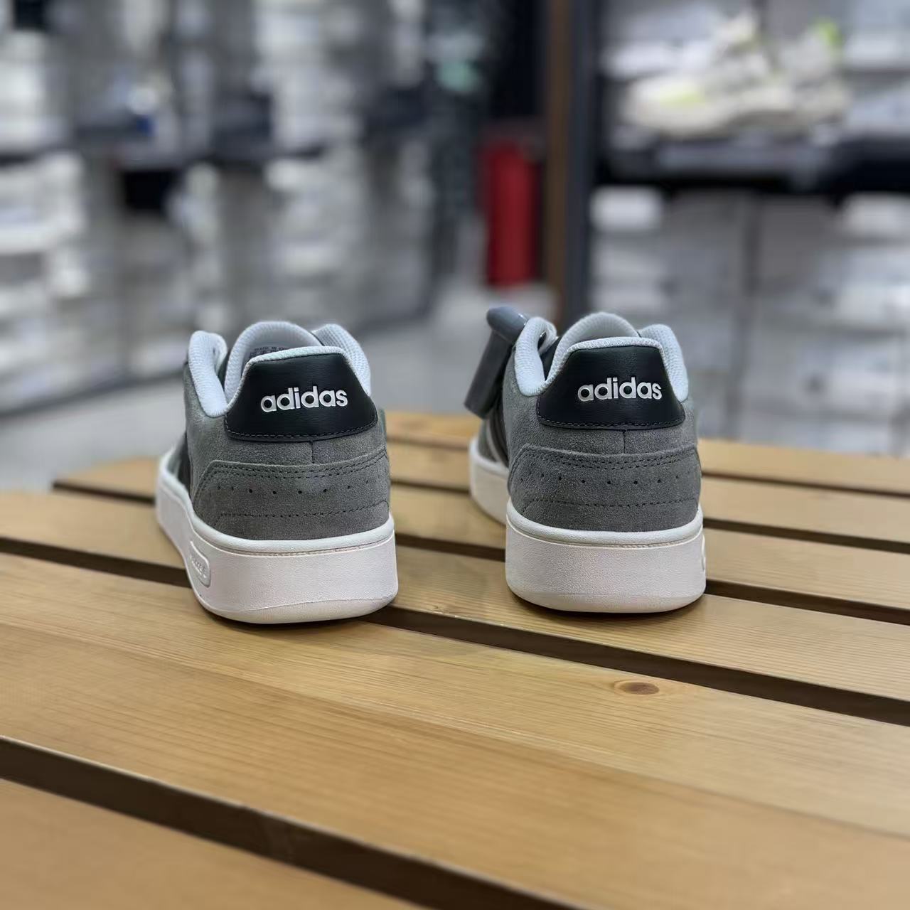 阿迪达斯男女款小锯齿板鞋