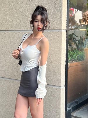 月下野studio白色U领背心吊带女夏紧身露肩运动上衣不规则打底