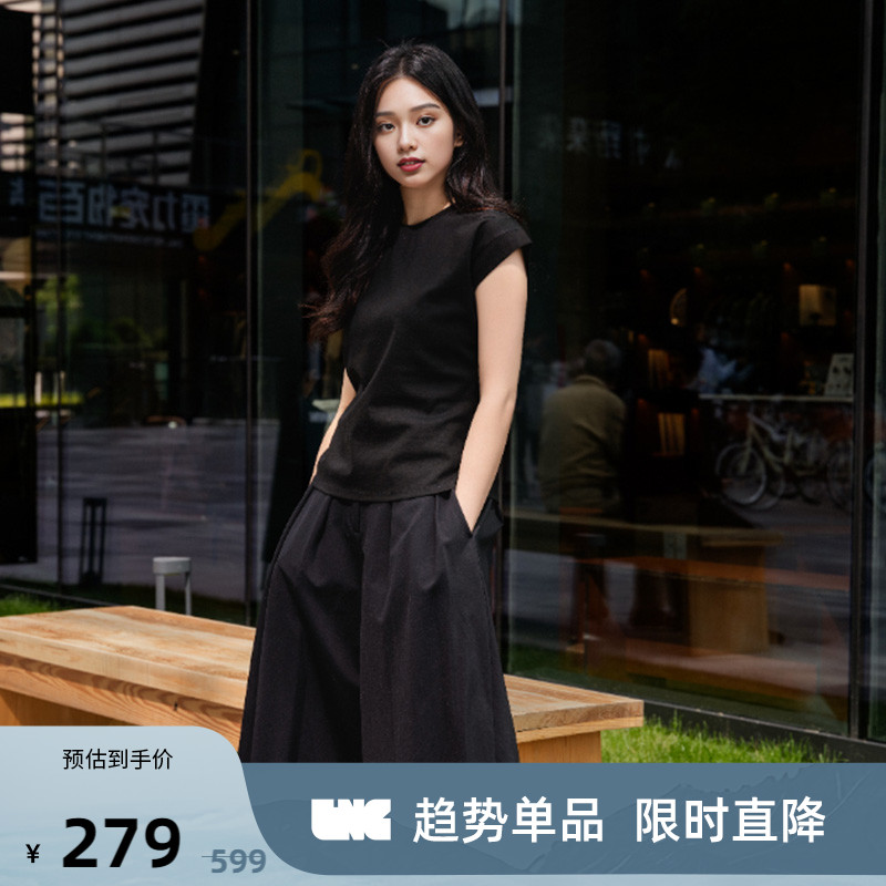 舒适圆领设计，延伸袖笼造型