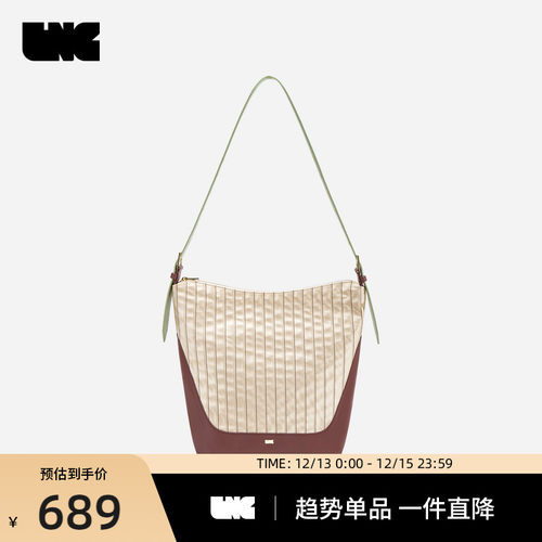 可调节肩带、底部四合扣、大容量、条纹配色