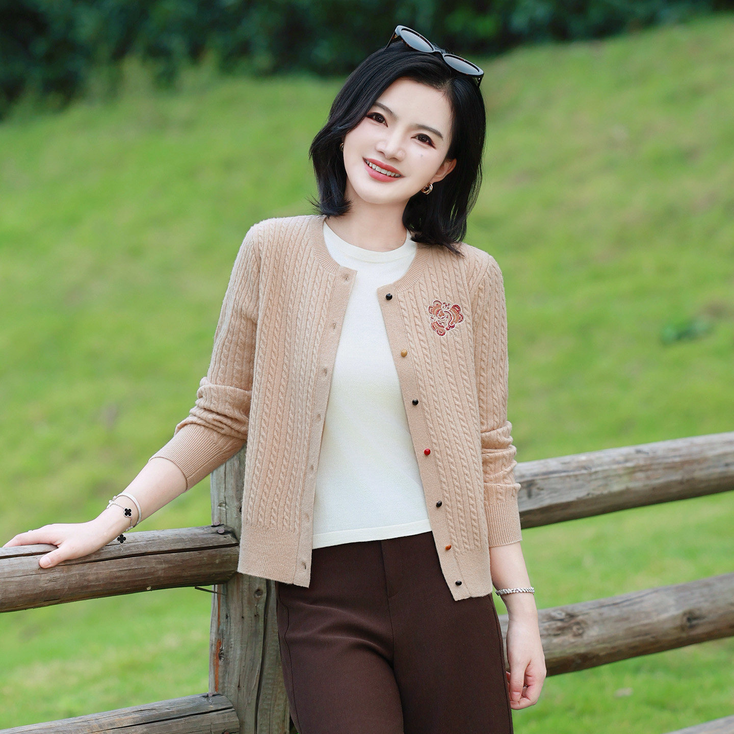 枫竺阿楠全羊毛气质圆领绞花刺绣针织开衫女秋新款软糯毛衣外套