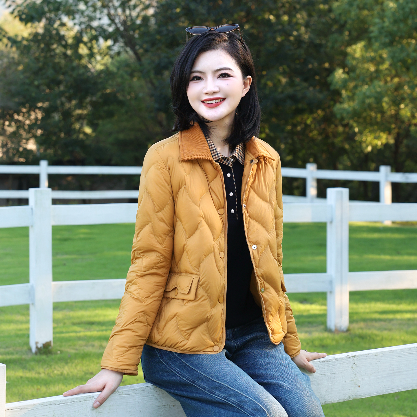 翻领菱格短款羽绒服女