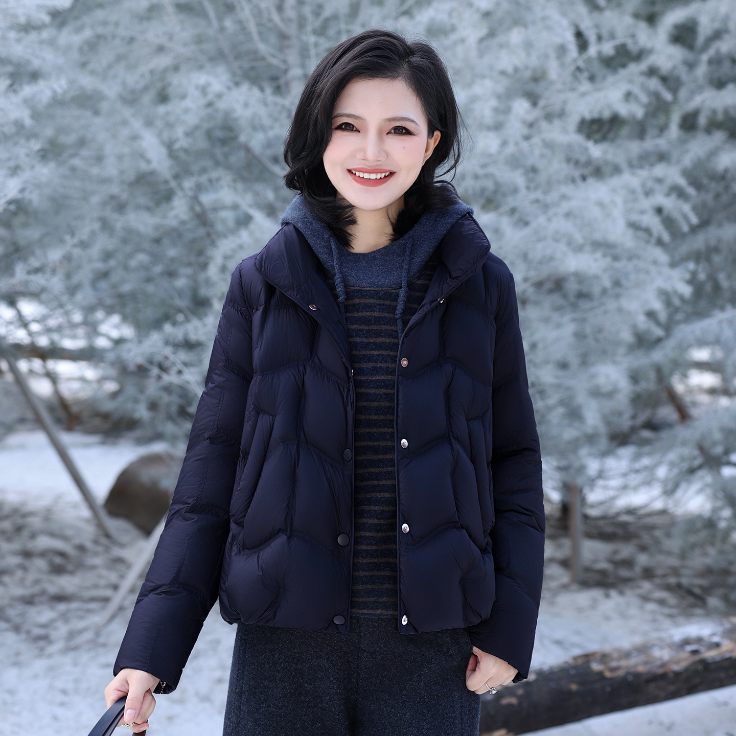 90白鸭绒立领泡芙感羽绒服女短款