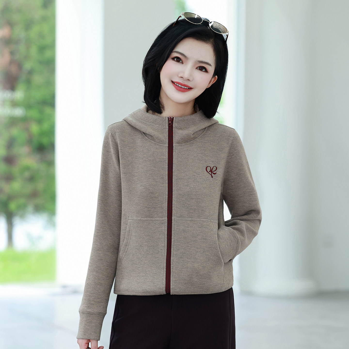 枫竺阿楠短款连帽刺绣拉链卫衣女