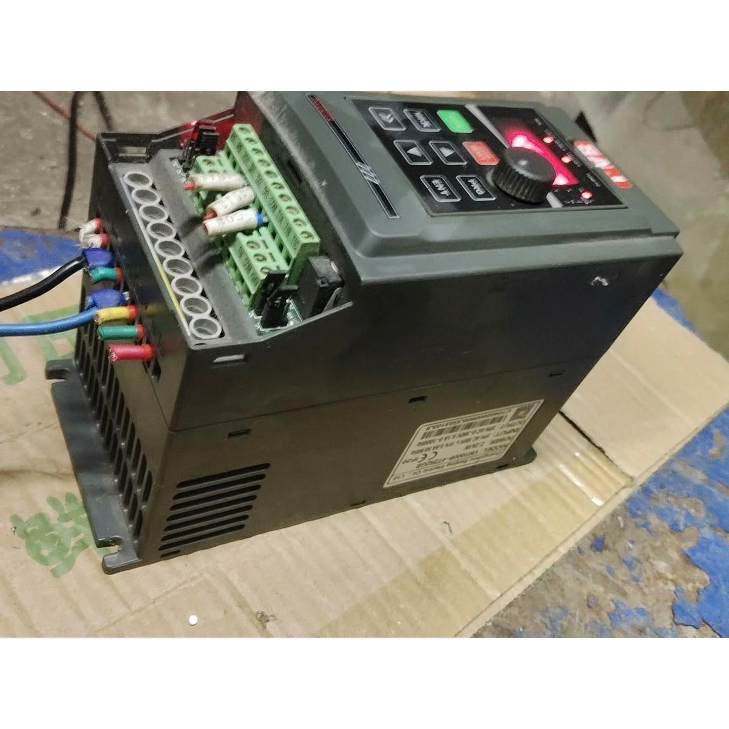 非标价三晶变频器2.2千瓦一台，型号vm1000b 4t2r2gb议价