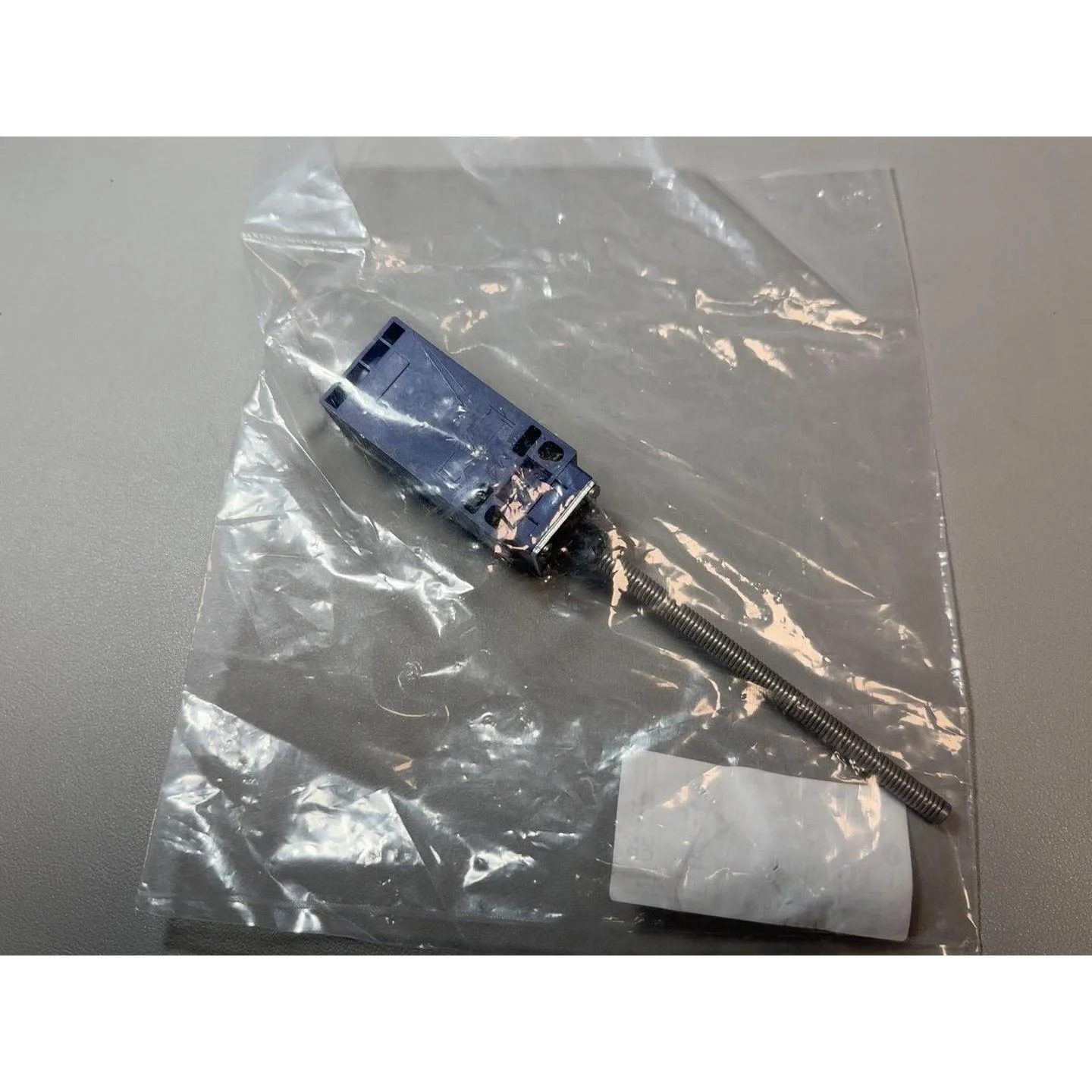 非标价施耐德全新原装XCKN2108P20C，数量1个，单价35.议价