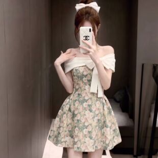 法式复古一字肩碎花连衣裙女2026新款夏季蝴蝶结露肩生日出片裙子