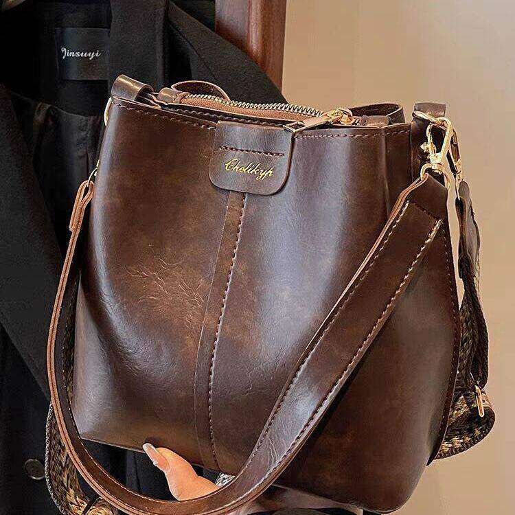 棕色包包流行高级感洋气女款斜挎包水桶包通勤女包托特包小个子潮