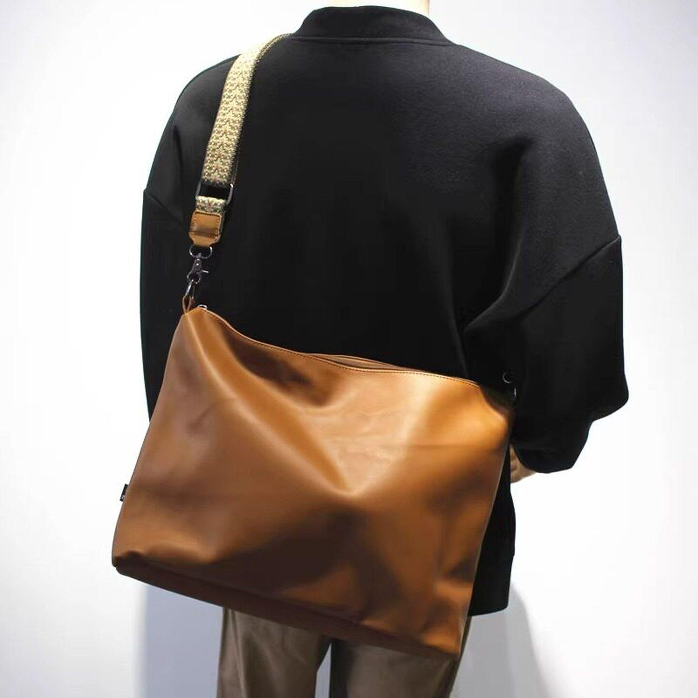 香港IT HKins斜挎包男士包包邮差软皮2026新款单肩包潮流男旅行包