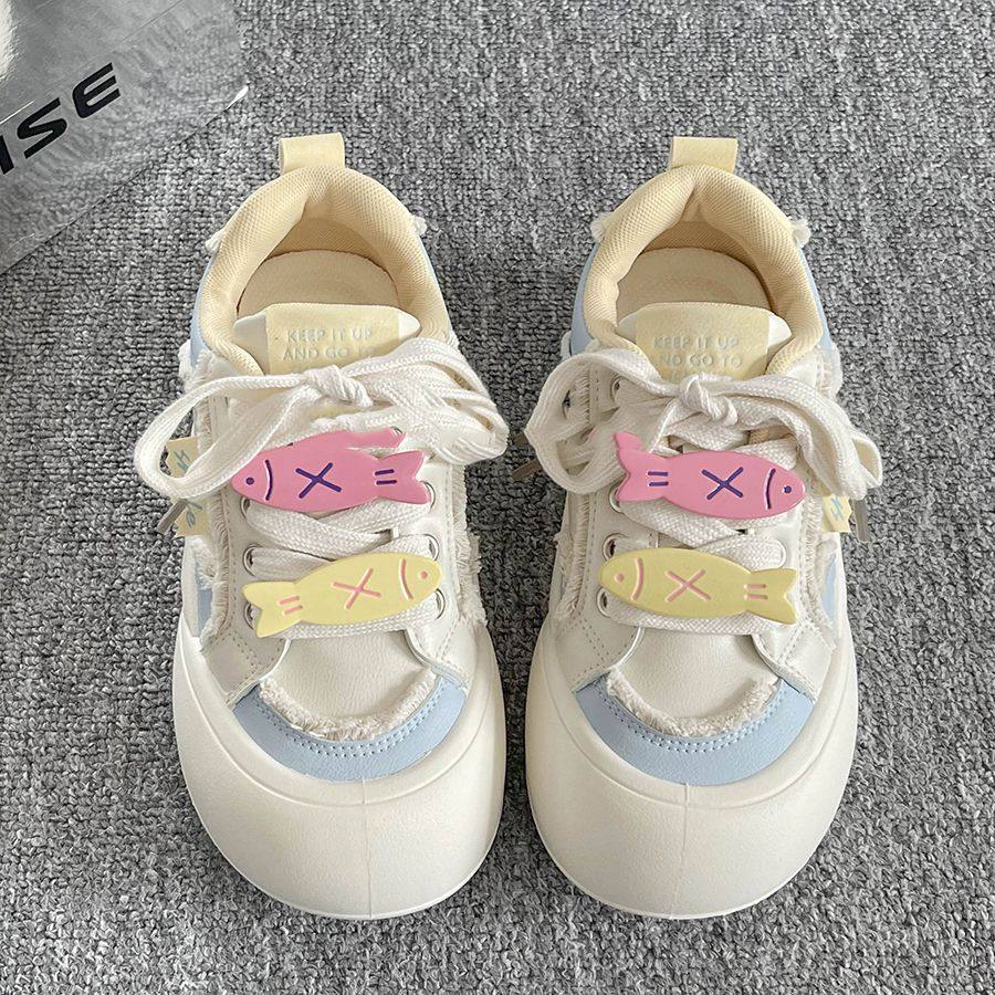 女童鞋子春季2026新款炸街儿童软底小鱼运动时尚轻便女孩卡通板鞋