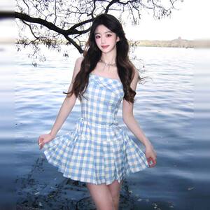 蓝色格子抹胸吊带连衣裙子女边度假风设计感收腰气质百褶短