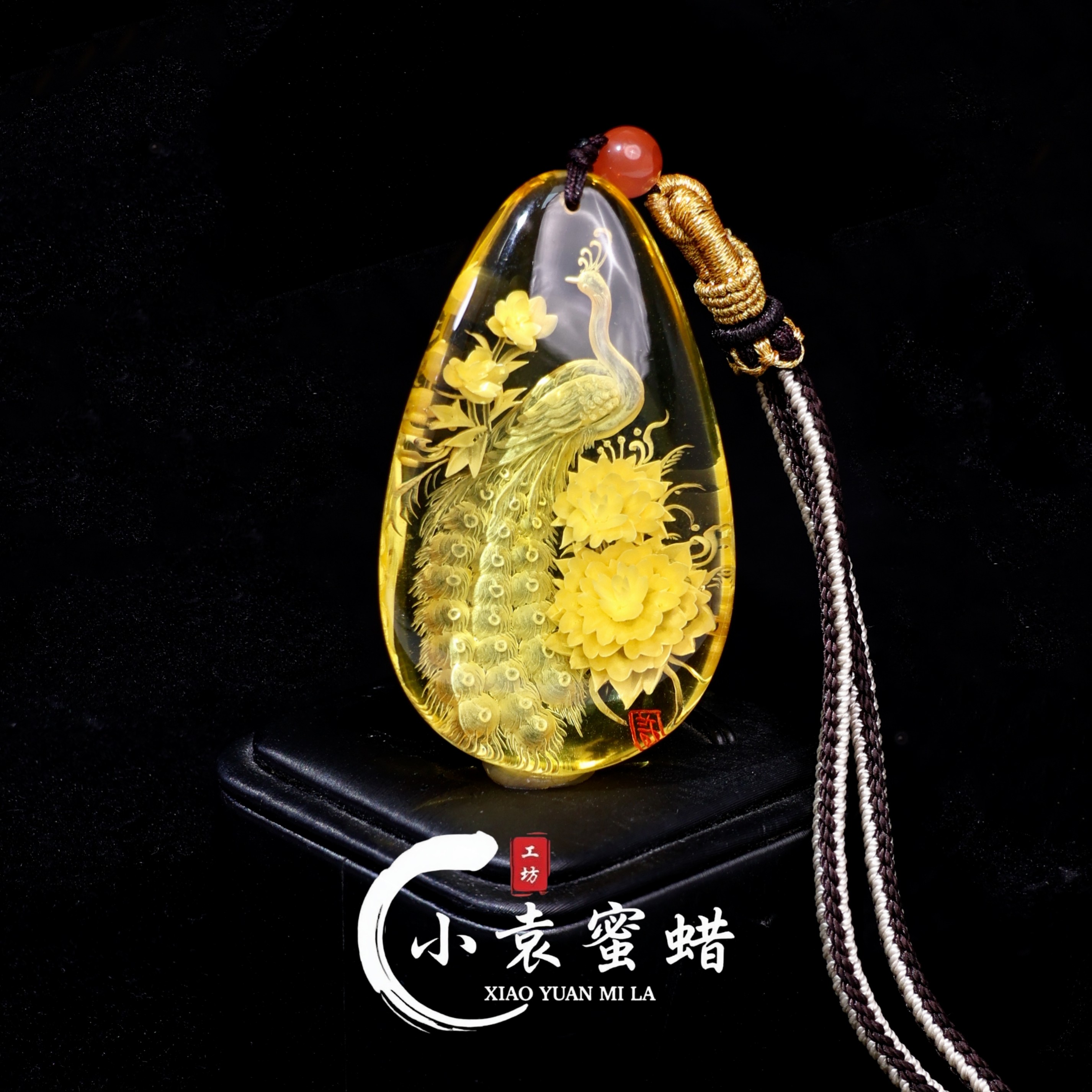 【一物一拍】天然琥珀蜜蜡吊坠张二许大师阴雕雕刻件孔雀挂坠