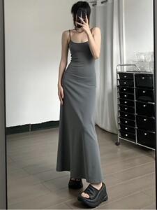 shemoda欧美风高腰显瘦吊带连衣裙女2023年纯色休闲A字过膝长裙子