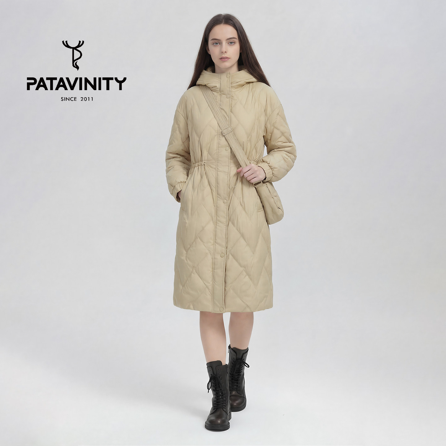 Patavinity腰部抽绳连帽挎包羽绒服女士冬季修身长款白鸭绒外套