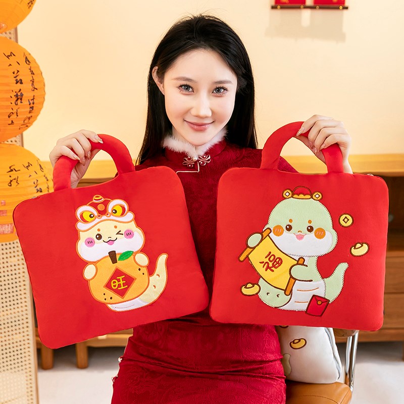 现货速发蛇年抱枕被子两用办公室午睡枕汽车折叠靠枕毯子二合一