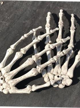 Scary decorations for a Halloween skeleton claw party装饰