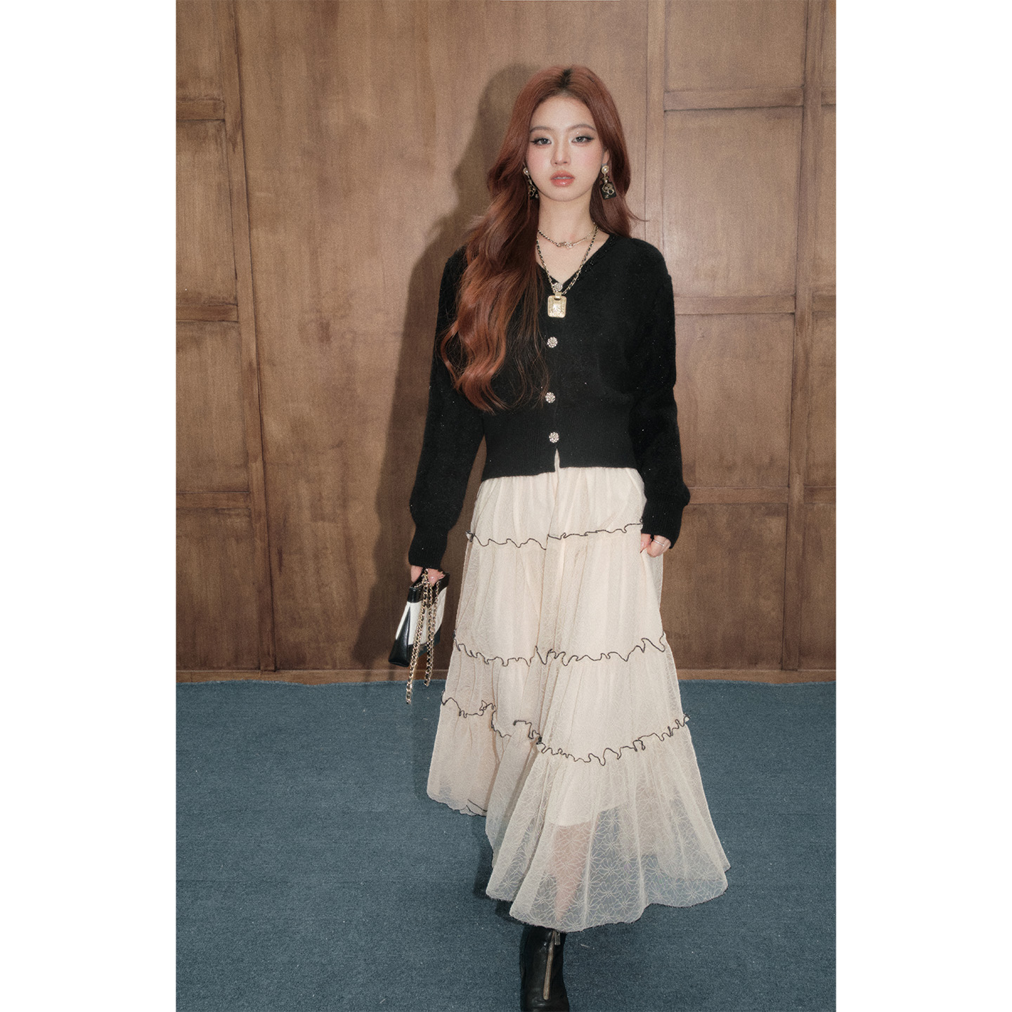 OLIVIA DUO黑色小V领针织衫2025秋冬新款小香风手工串珠短款上衣