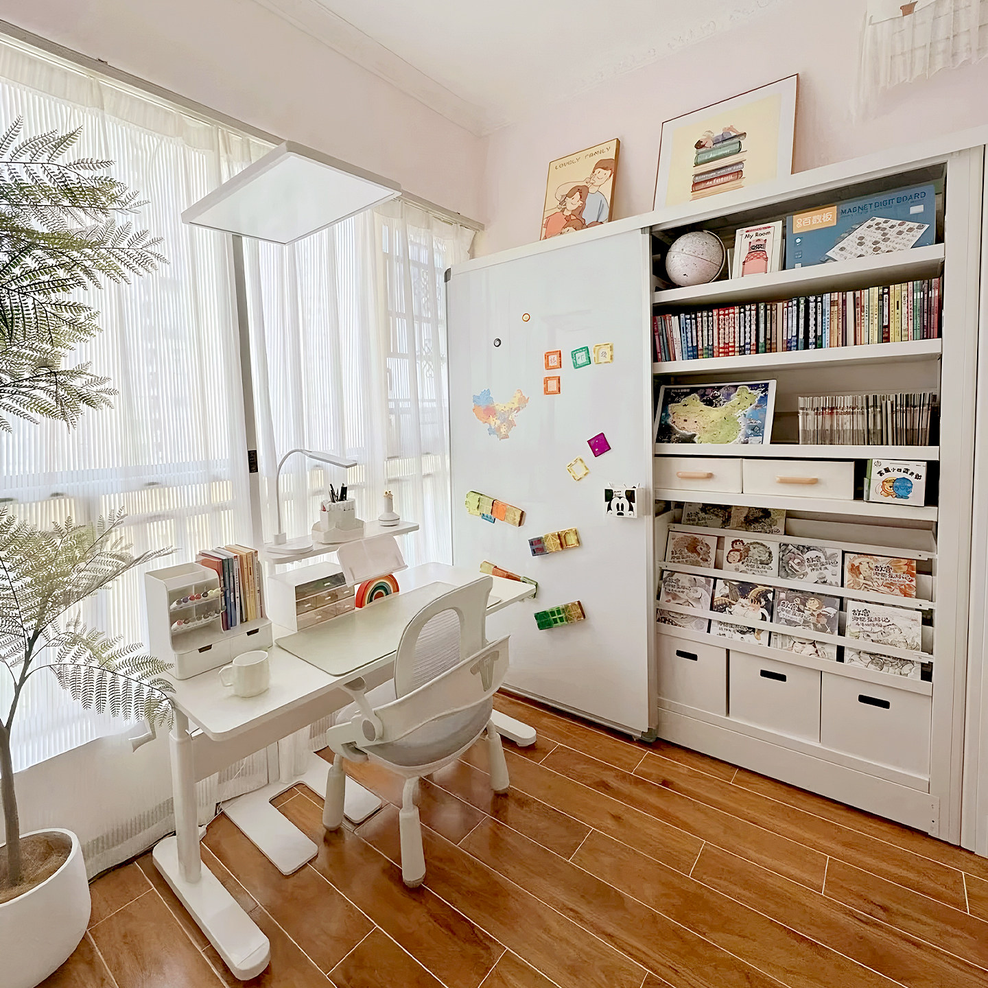 儿童房阅读区布置钢制书架带磁吸白板门绘本架一体靠墙玩具收纳架