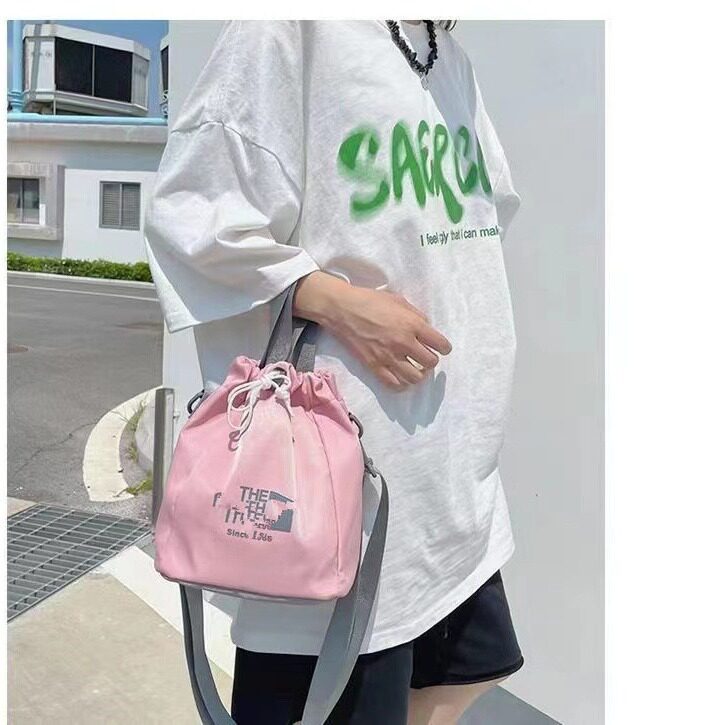 夏季休闲风抽绳水桶包女斜挎包印花尼龙布单肩包粉色小众设计感