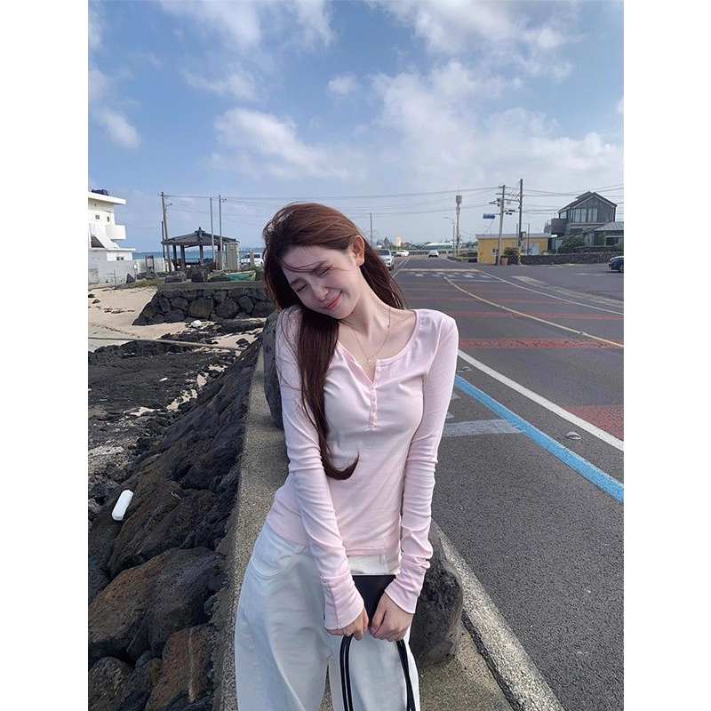 粉色纯欲纽扣亨利领长袖t恤女春季2026新款修身显瘦外穿打底上衣