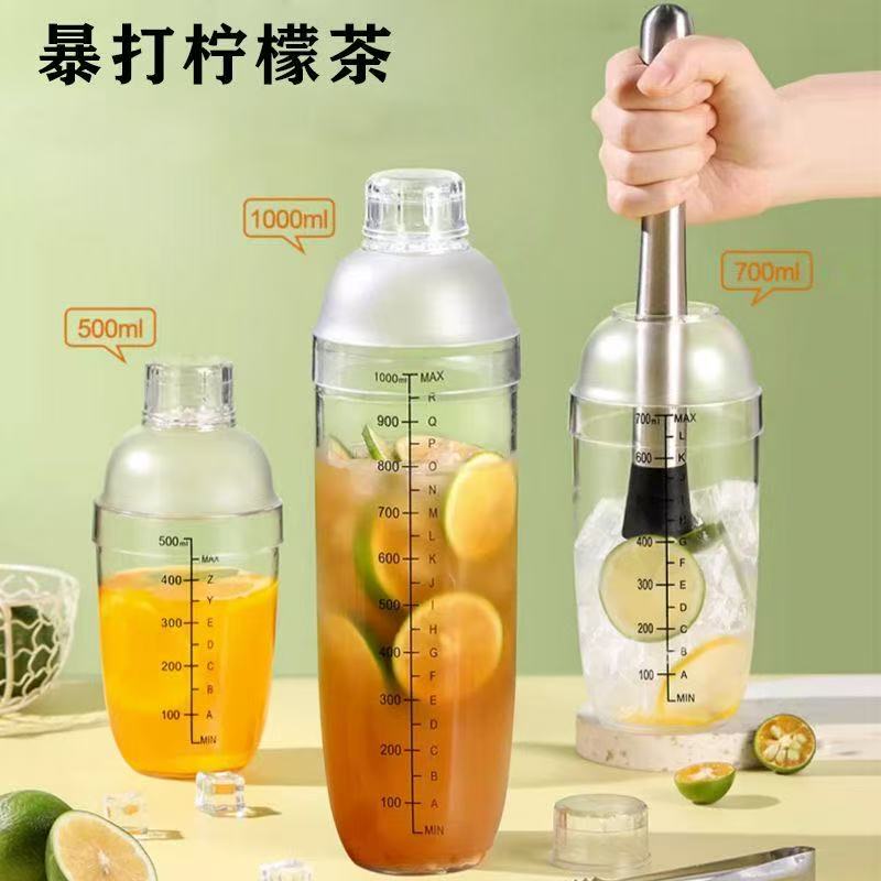 雪克杯手打柠檬茶制作工