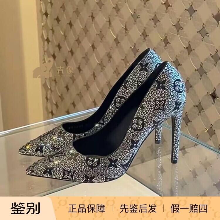 路易威登满镶水钻亮片尖头高跟鞋