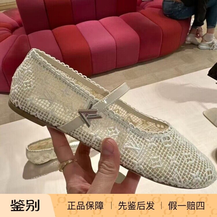 LV/路易威登2026新款女鞋白色/黑色刺绣蕾丝镂空搭扣平底芭蕾舞鞋