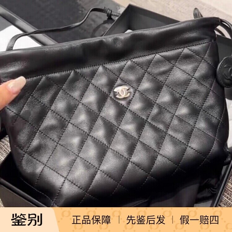 香奈儿黑金羊皮大号抽绳斜挎包
