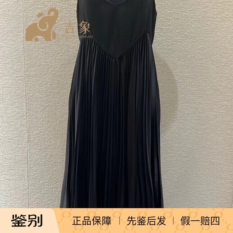 Chanel黑色绸缎百褶吊带连衣裙
