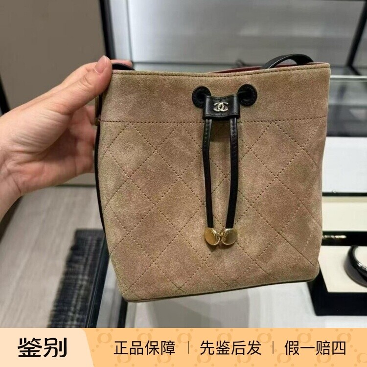 Chanel香奈儿麂皮斜挎包
