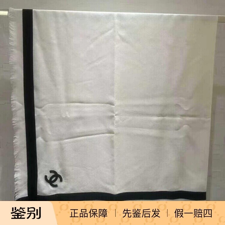 香奈儿双C羊绒黑白拼色披肩围巾