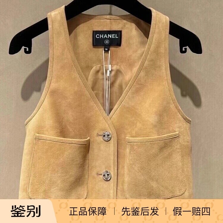 CHANEL新款驼色麂皮双C马甲