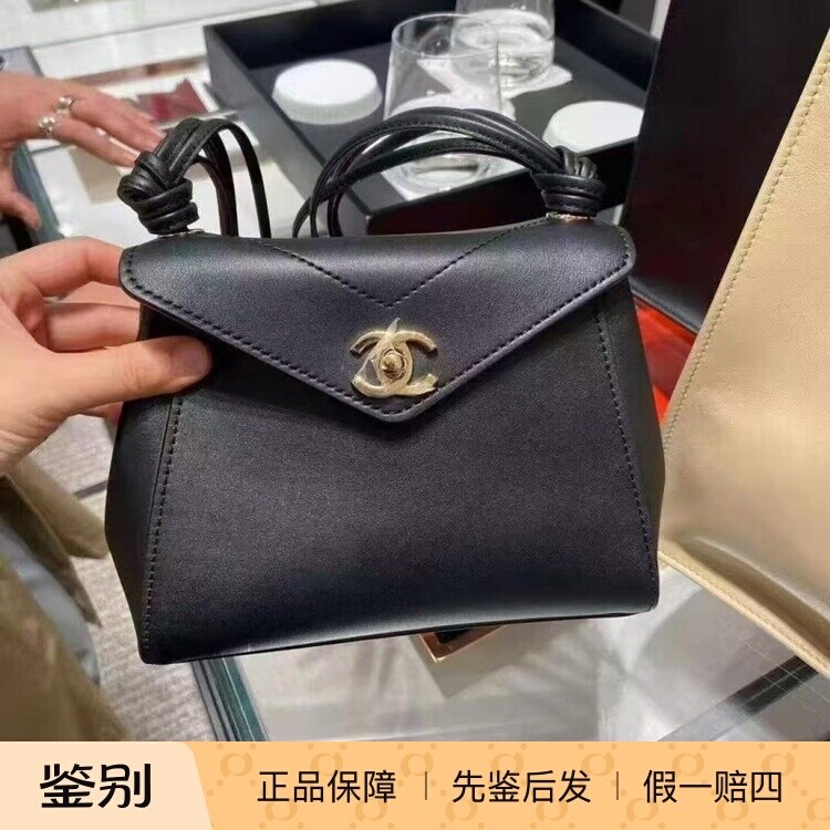 香奈儿小牛皮双C扣信封斜挎包