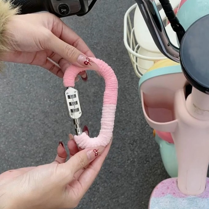 电动车头盔密码锁毛绒包边不伤车漆挂钩电瓶车摩托车安全帽锁扣