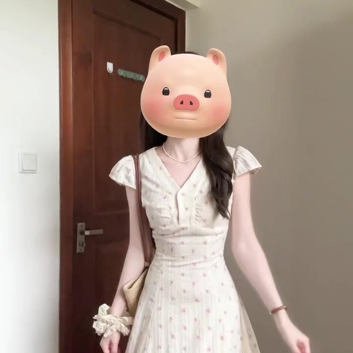 法式V领碎花连衣裙女夏季新款气质高级感度假风收腰显瘦a字长裙子