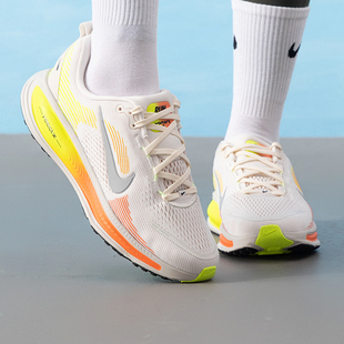 耐克女鞋运动鞋VOMERO18大童鞋通勤舒适训练鞋耐磨缓震跑步鞋