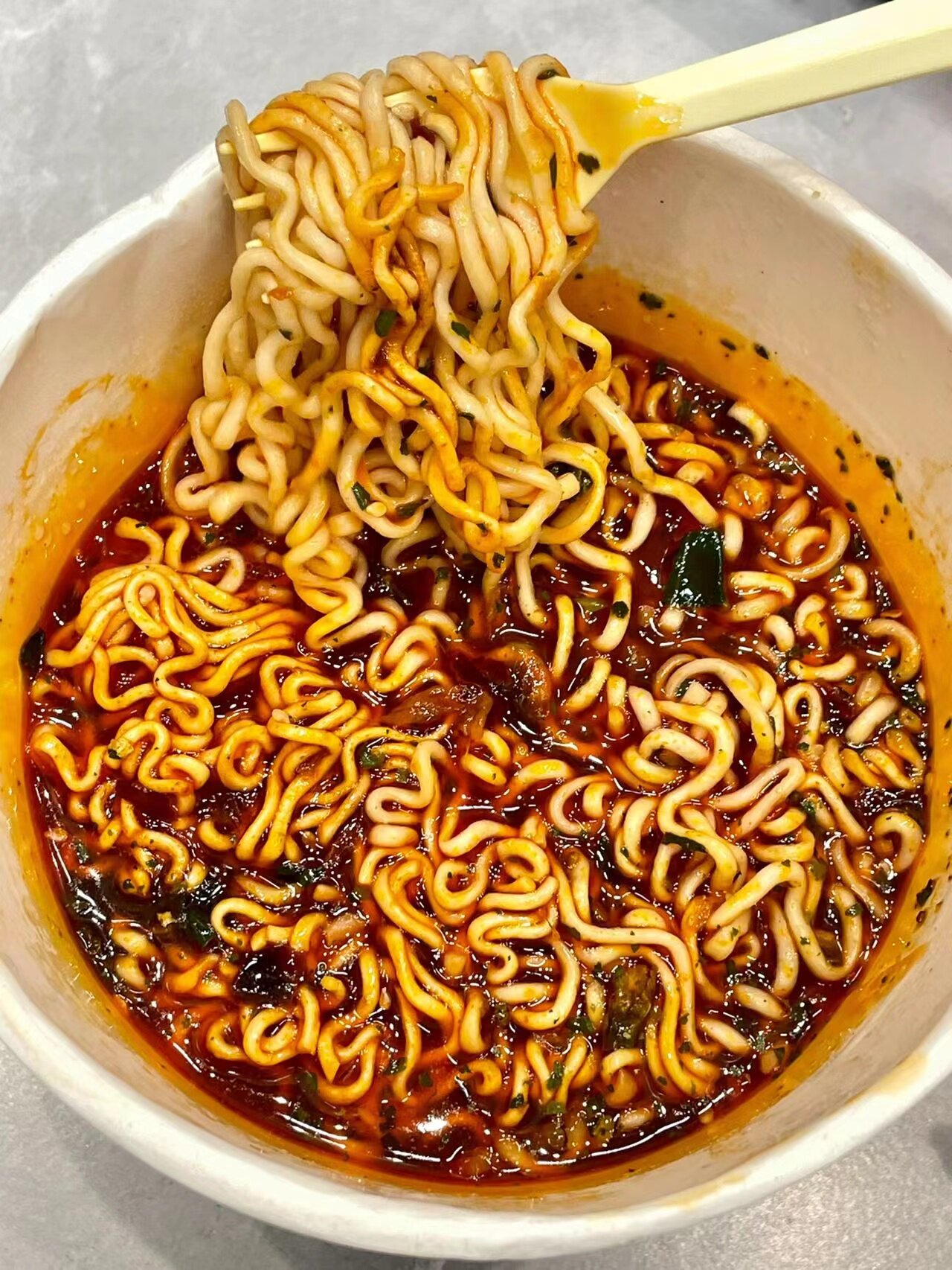 思圆方便面魔鬼椒炒老坛酸菜泡椒牛肉面118g桶装面整箱泡面方便面