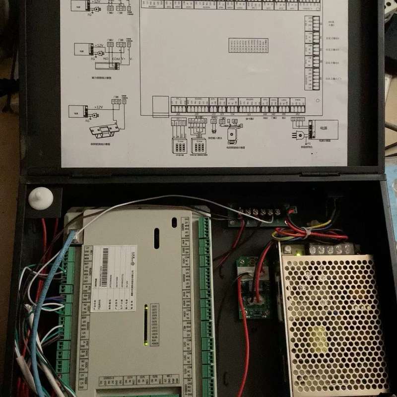 议价门禁控制器，带箱子一套的，剪线。功能正常。箱子内附有接线图片