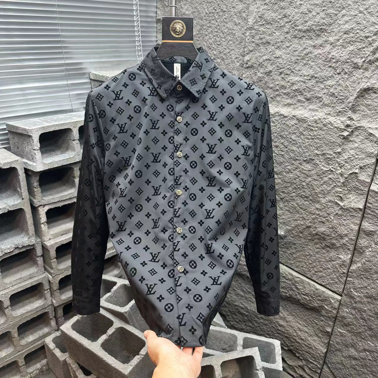 高级感黑色长袖衬衫男2025夏季新款潮流修身植绒男士百搭商务衬衣