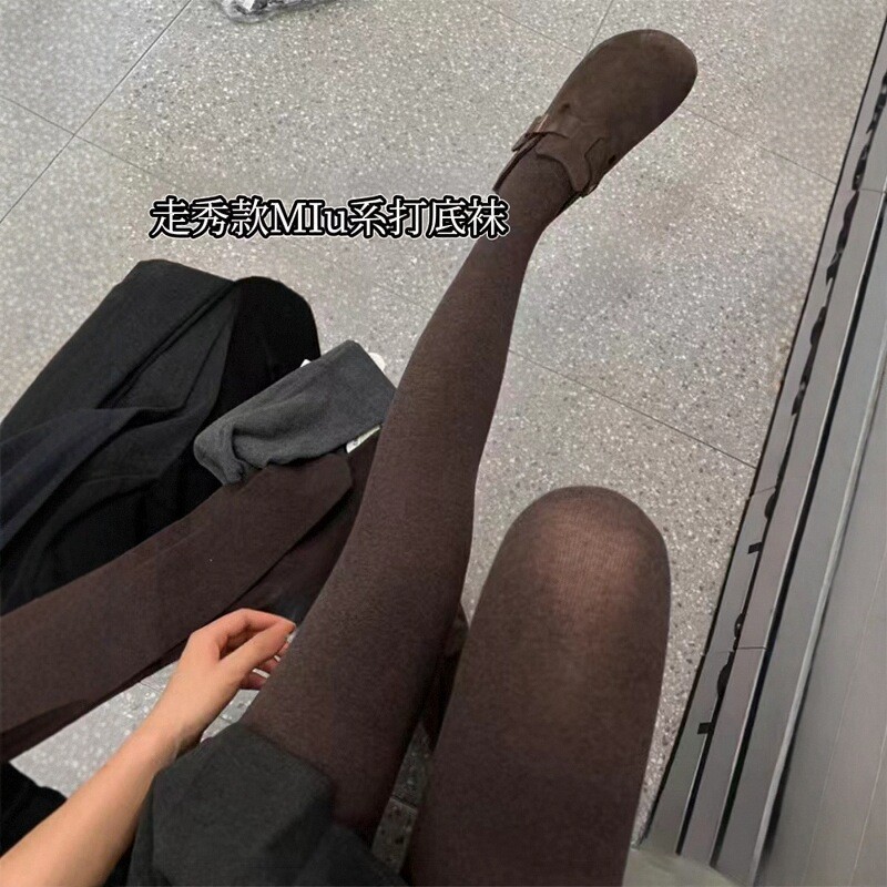 走秀款Miu系打底袜来啦超显瘦！安利安利！搭配小裙子，卫衣绝了~