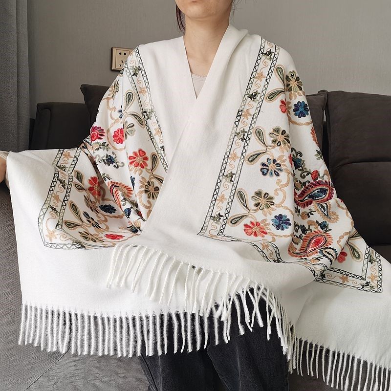 高档刺绣披肩民族风加厚围巾新疆旅游披风女秋冬保暖超大百搭时尚