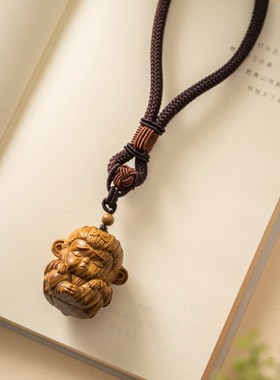 天然绿檀原木雕萌猴手把件清香项链木质挂件民族风情侣文艺p126a