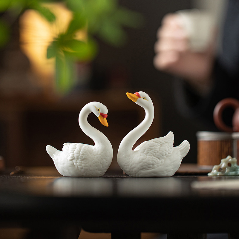 陶瓷情侣白天鹅茶宠摆件图片