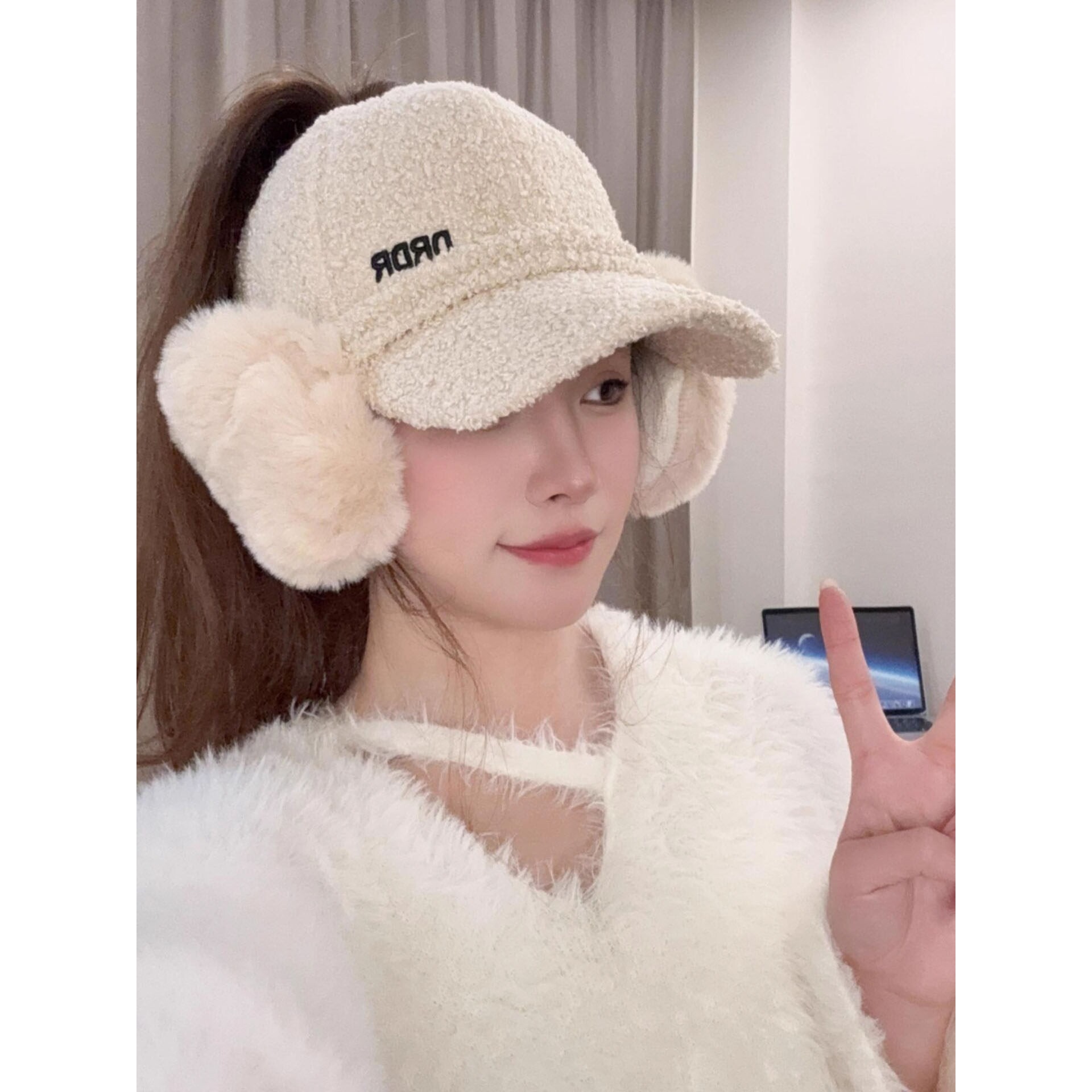 羊羔毛绒棒球帽女2026新款秋冬季可扎马尾骑车耳罩保暖护耳鸭舌帽