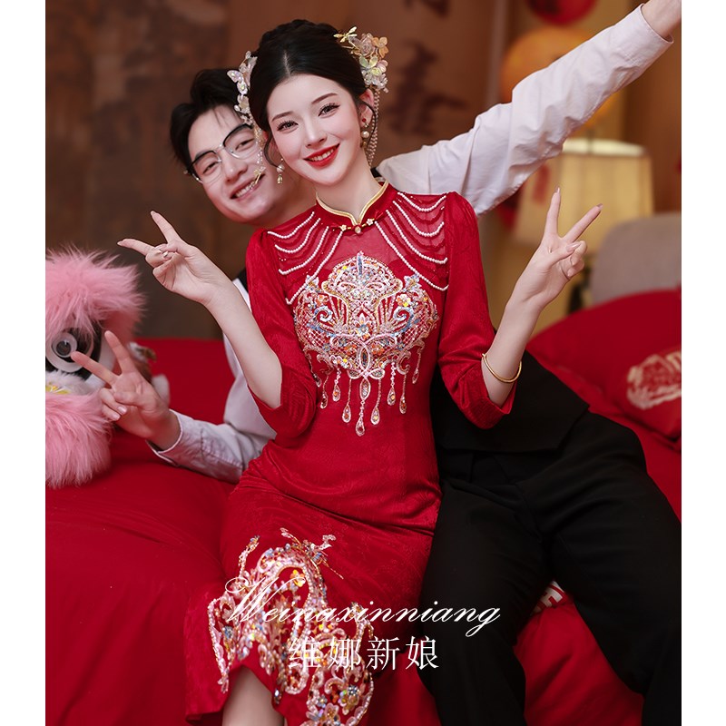 刺绣敬酒服新娘2025新款酒红色新中式旗袍订婚礼服连衣裙流苏回门