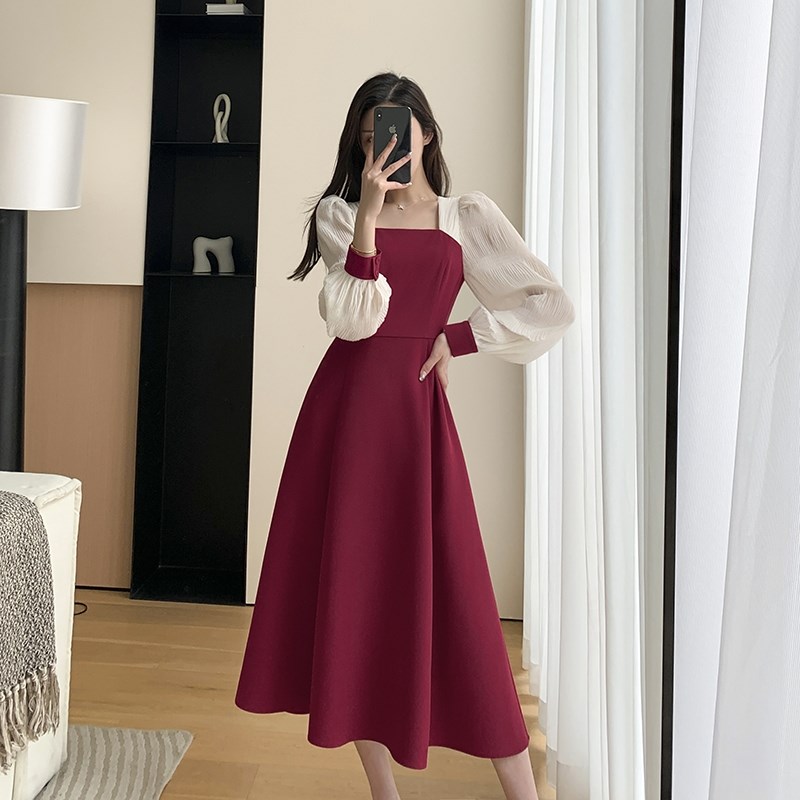 红色连衣裙女2025春新款方领泡泡袖法式复古赫本风订婚裙回门礼服