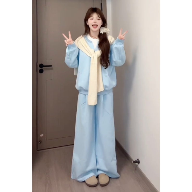 韩版时尚蓝色上衣运动裤杏色披肩