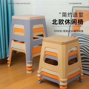 简约双色仿木塑料凳家用加厚可叠放客餐厅餐桌板凳北欧吃饭高凳子