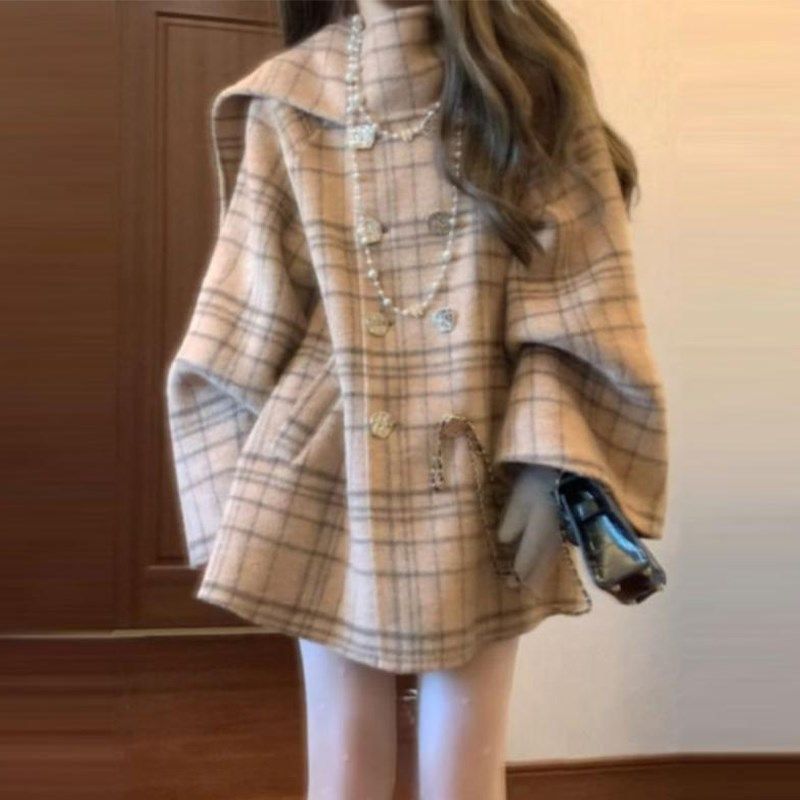 大码胖mm春季千金穿搭韩系高级感格子外套中长款斗篷长袖大衣女装